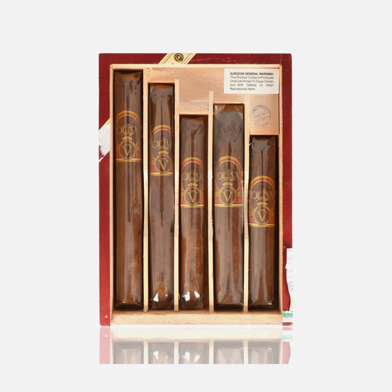 Oliva Serie V cigars, refined presentation in a wooden box.